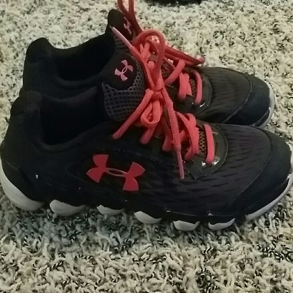 Under Armour boys size 1.5 y shoe black and red